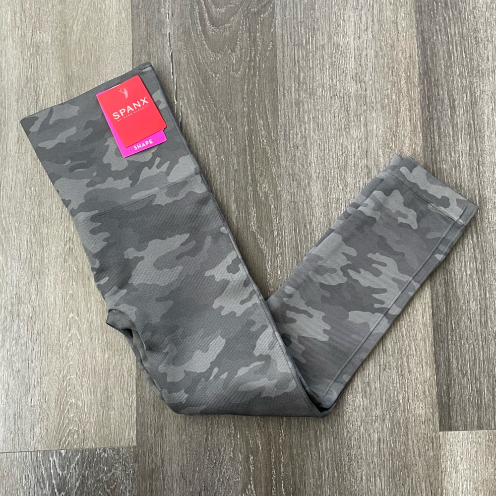 SPANX Cropped Lamn Shape Leggings Sage Camo